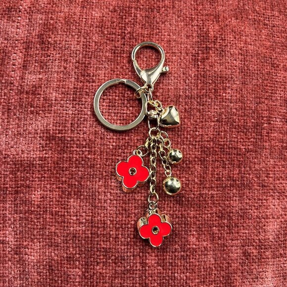 New CLOVER AND HEART Bag Charm Red Gold Tone 💕 - Picture 1 of 9